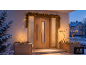 Décorations de Noël lumineuses sur le porche d'une maison enneigée, avec une guirlande et des étoiles.