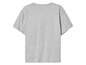 Un t-shirt gris à manches courtes.