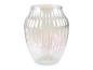 Un vase transparent, cannelé, avec une finition nacrée.