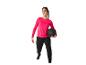 Femme en vêtements de sport rose et noirs tenant un ballon de médecine.
