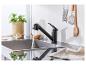 Robinet noir, évier en acier inoxydable, accessoires de cuisine.