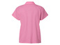 Une chemise en lin rose à manches courtes.