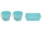 Deux seaux turquoises et une bassine rectangulaire turquoise.
