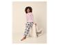 Femme en pyjama rose à manches longues et pantalon à carreaux, texte 'COFFEE CLUB EVERYDAY'.