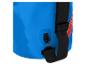 Sac étanche bleu avec bandoulière.