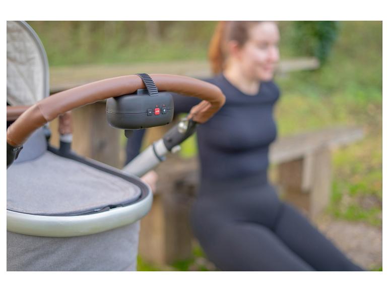 Femme faisant de l'exercice en extérieur avec une poussette et un appareil ZAZU attaché.