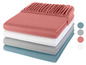 Une pile de draps en rose, blanc, gris et bleu.