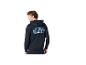 Un homme porte un sweat à capuche bleu foncé avec le logo Star Wars.