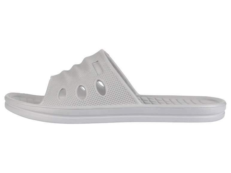 Des tongs blanches avec des trous.