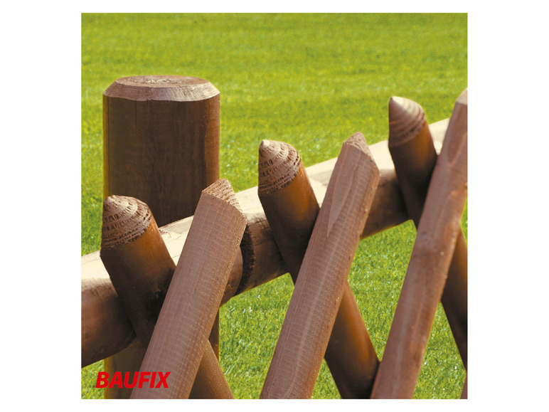 Poteaux en bois et sections de clôture Baufix pour une clôture de jardin.