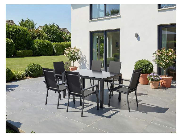 Ensemble de salle à manger d'extérieur avec une table rectangulaire gris foncé et six chaises assorties sur une terrasse.