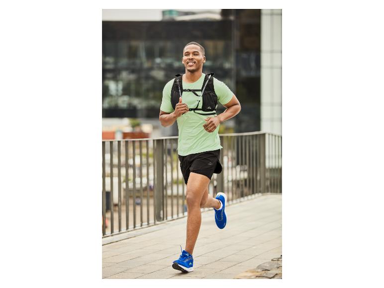 Homme courant en tenue de sport Crivit : t-shirt, short et sac à dos.