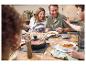 Une casserole Ernesto avec un délicieux repas partagé lors d'un joyeux dîner en famille.