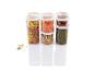 Pâtes, lentilles, tomates séchées et pistaches dans des bocaux en verre.