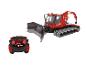 Une dameuse rouge PistenBully 600 avec télécommande.