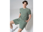 Un homme porte un t-shirt et un short verts à imprimé léopard.