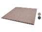Jeté de lit matelassé plié de couleur marron clair avec un motif subtil, présenté avec des échantillons de couleurs.