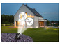Un projecteur projetant des images d'Halloween sur une maison.