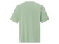 Un t-shirt vert clair à manches courtes.