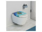 Une toilette avec un tapis de salle de bain tropical et un couvercle à motif de palmier.