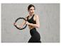 Une femme en tenue de sport tenant un anneau lesté Crivit.