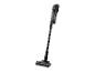 Aspirateur balai sans fil noir avec un long manche et une tête de brosse.