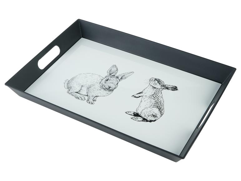 Un plateau noir avec deux lapins en noir et blanc.