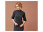 Une femme portant un pull gris et une jupe.