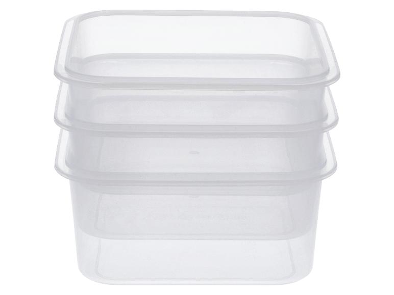Trois récipients en plastique transparent empilés