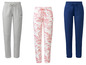 Trois pantalons de survêtement différents : gris, rose à imprimé marbré et bleu foncé.
