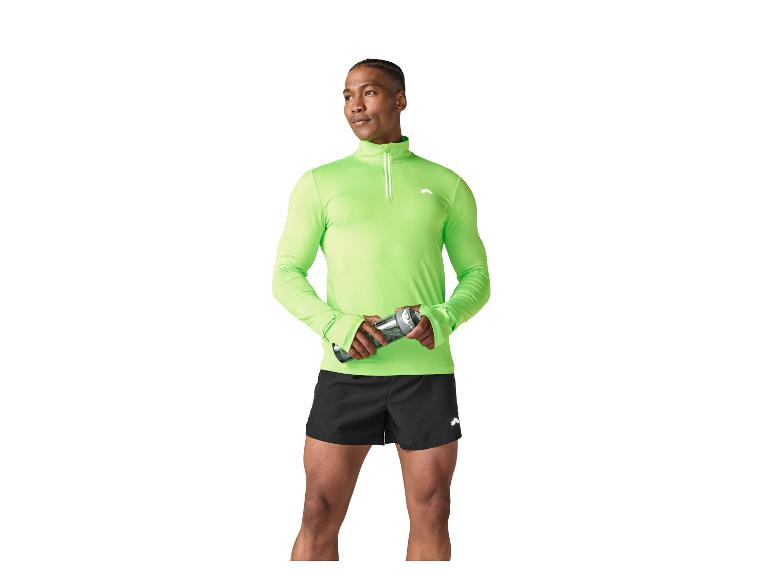 Homme en haut de course vert lime à manches longues et short noir, tenant une bouteille d'eau.