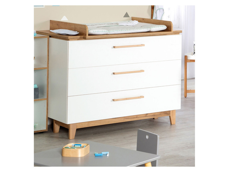 Commode blanche avec un dessus en bois et trois tiroirs.