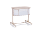 Lit bébé cododo beige avec côtés en maille et roulettes sur fond blanc.