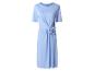 Robe femme bleu clair à manches courtes avec détail noué à la taille.
