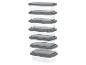 Pile de sept récipients en plastique transparent avec couvercles gris