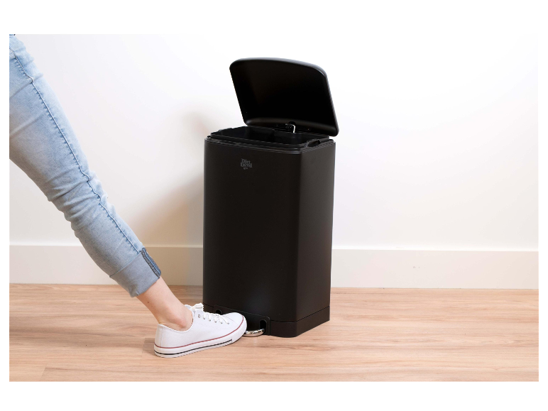 Une poubelle noire Dirt Devil à pédale est ouverte.