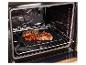 Steaks grillés avec poivrons et oignons sur une plaque de cuisson dans un four