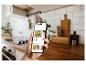 Main tenant un smartphone affichant une application de recettes dans une cuisine moderne.