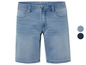 Short en jean bleu clair pour homme.