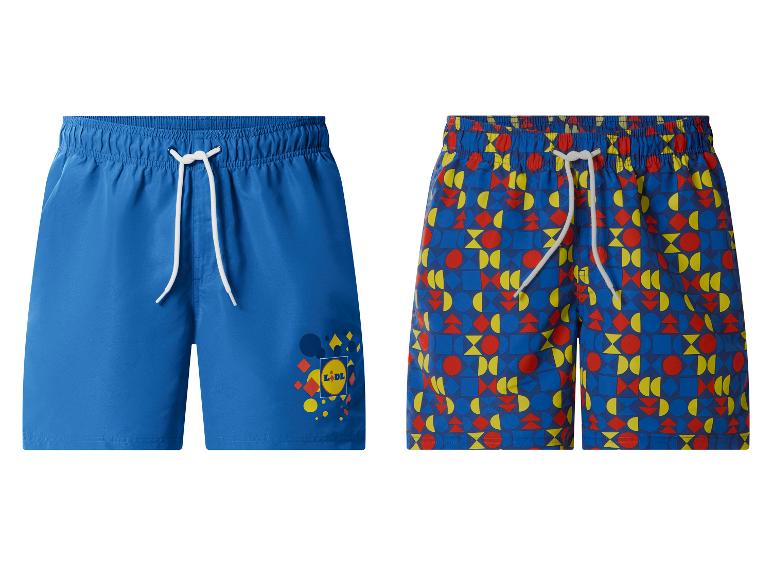 Deux shorts de bain pour hommes: un bleu avec logo et un avec des motifs géométriques colorés.