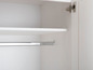 Une armoire blanche avec une étagère et une tringle à vêtements.