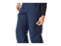 Homme en pantalon de randonnée bleu foncé avec fermeture éclair sur la jambe.