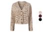 Gilet en tricot beige clair avec boutons en bois.