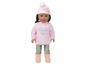 Une poupée avec un sweat-shirt rose, un pantalon et des bottes de pluie.