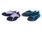 Deux paires de chaussures d'eau, une paire violette et une paire bleue.