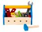 Boîte à outils en bois pour enfants, comprenant un marteau, une clé et des vis.
