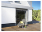 Un store gris pour une porte de terrasse avec une chaise longue et des plantes.