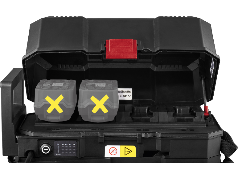 Boîtier de batterie noir ouvert avec deux batteries grises marquées d'un X jaune.