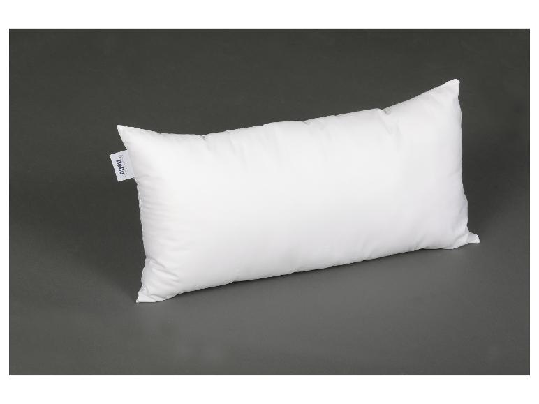 Oreiller blanc rectangulaire sur fond gris foncé.