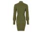 Une robe en tricot verte à manches longues.